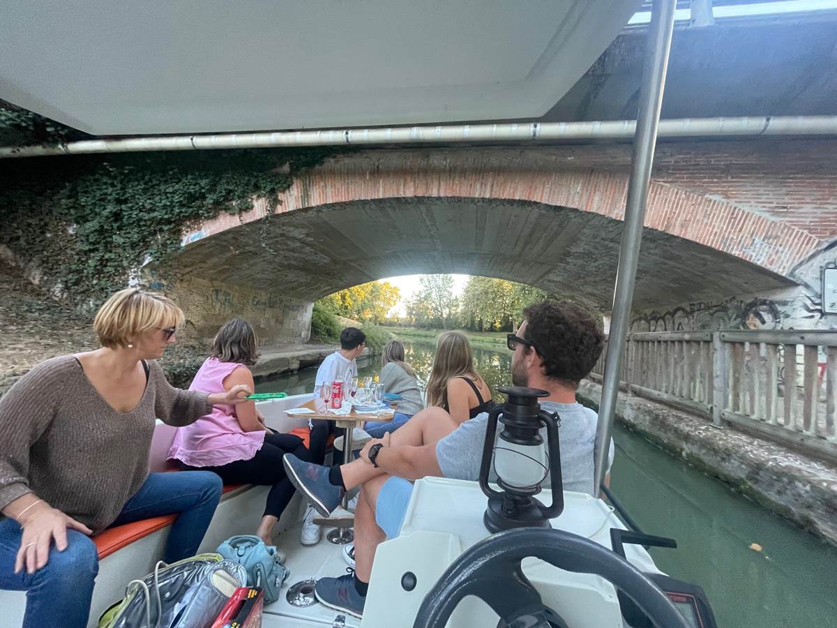 Franchissement d'un pont à banquettes sur le Canal Latéral à la Garonne