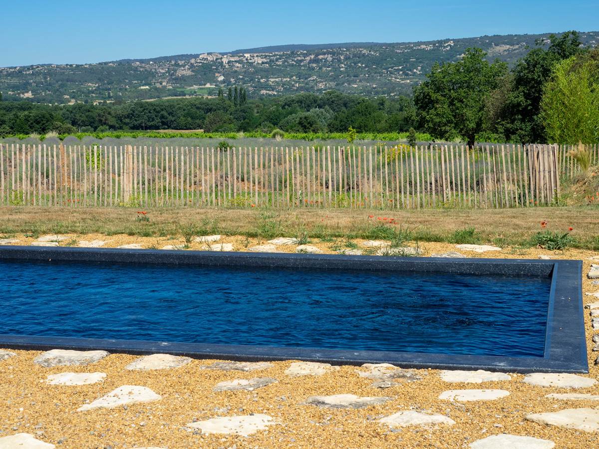 Vue sur Gordes depuis la piscine.