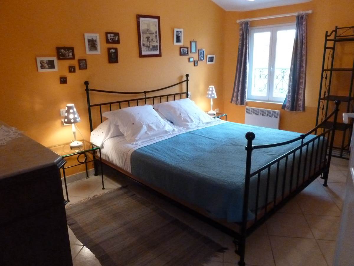 La chambre parentale avec un lit queen size