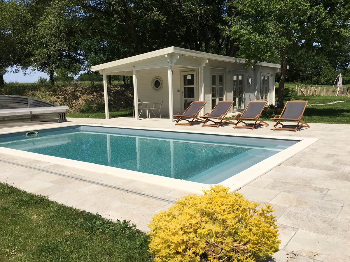 La piscine chauffée et le pool house (babyfoot, sauna)