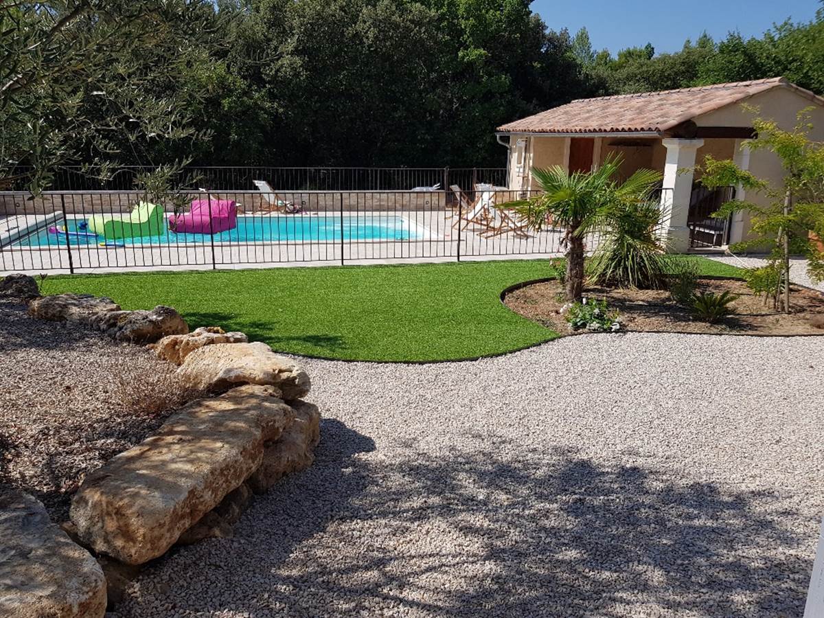 Vue piscine gîte Rires de Provence Luberon Lub'heureux
