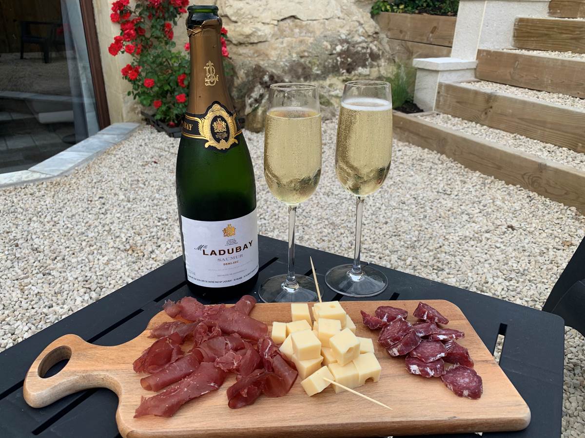 planche-aperitive-gite-troglodyte-spa-jacuzzi-chinon