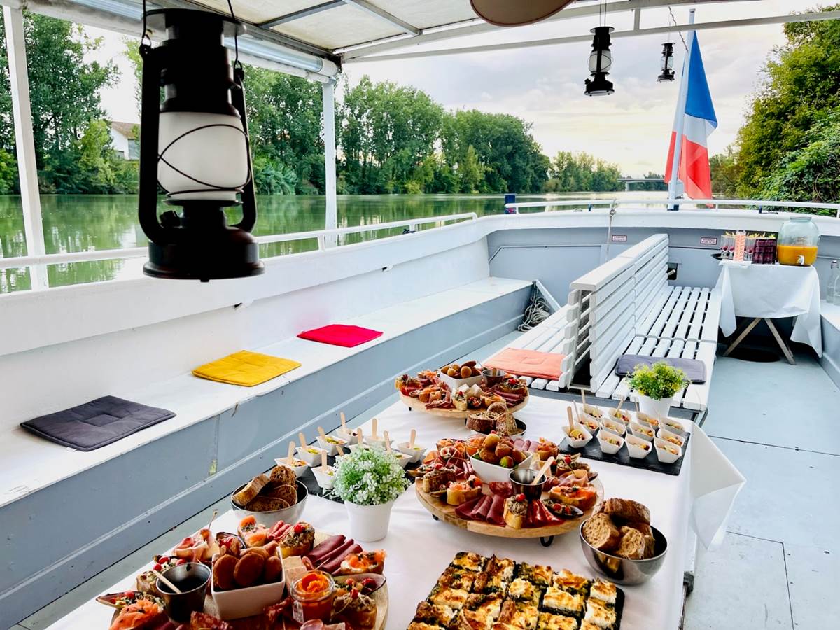 Cocktail et amuse-bouches, ambiance musicale