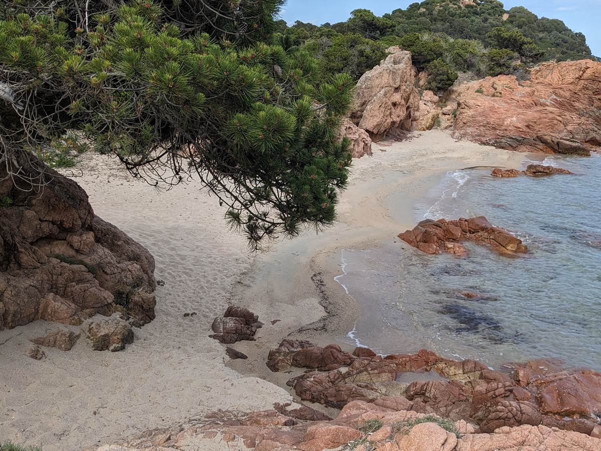 petite-crique-sable-rochers-cala-rossa
