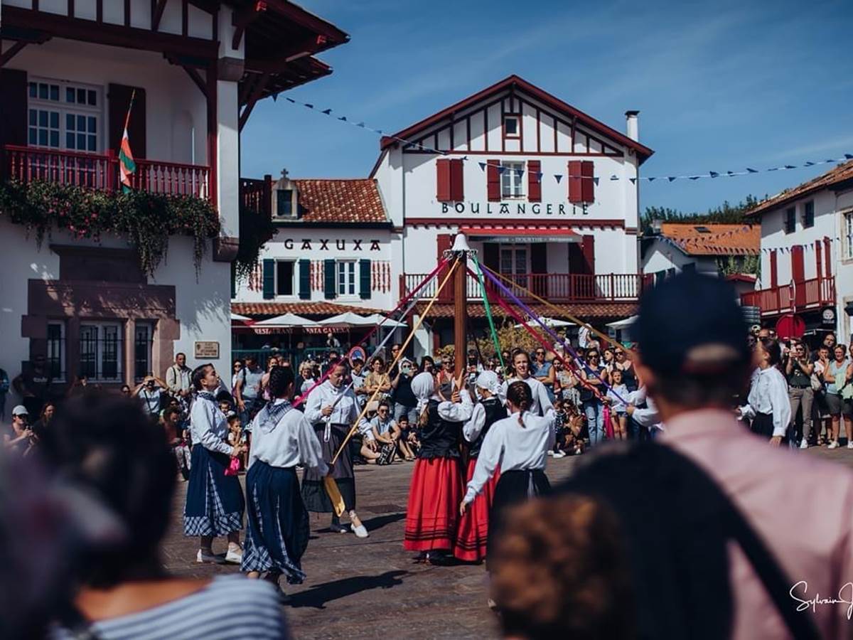 Danses Basques sur la Place