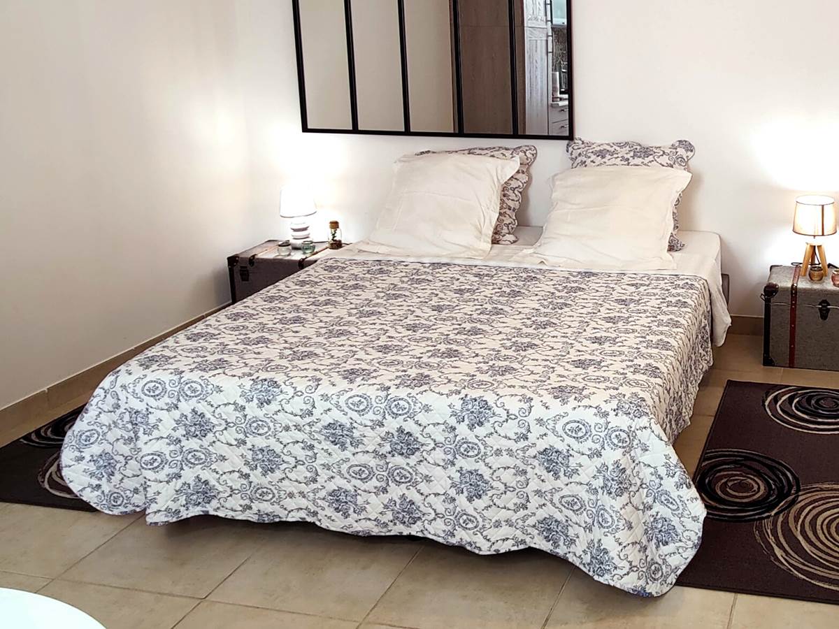 Lit queen size au rez de chaussée