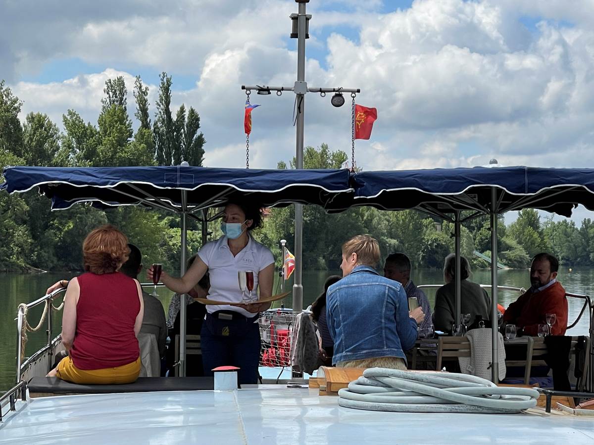 Apéritif servi en terrasse sur la Péniche Gaïa
