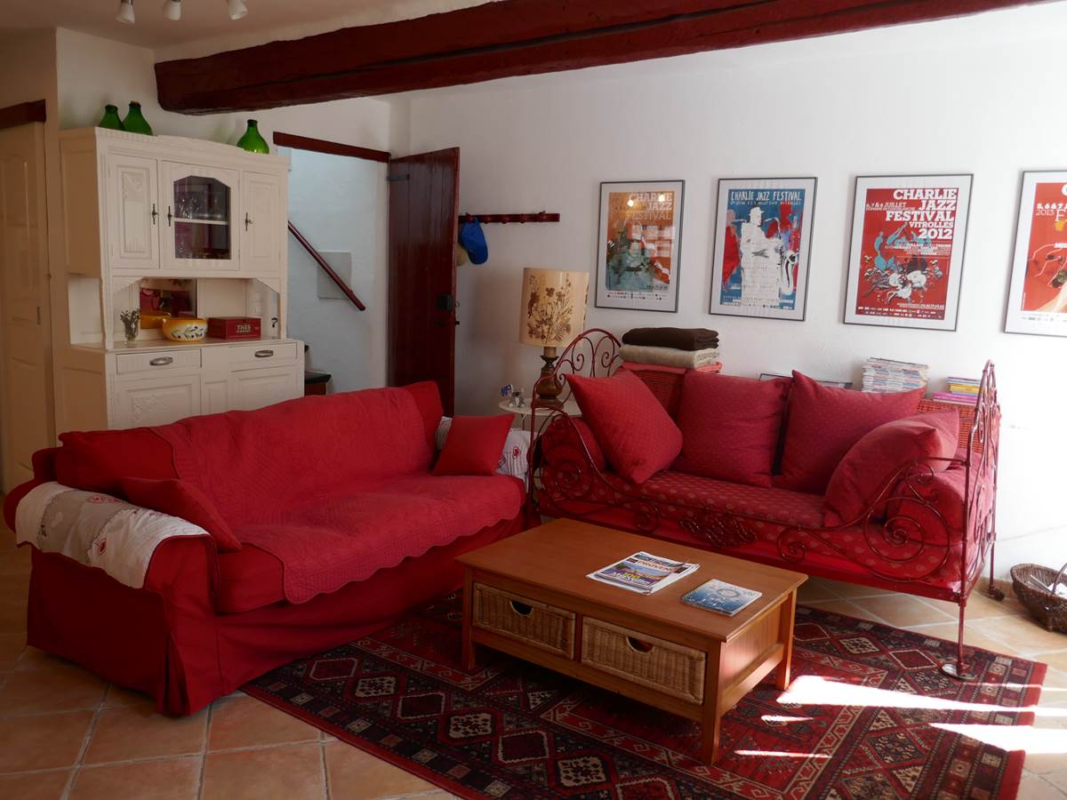 Le salon avec ses deux canapés confortables