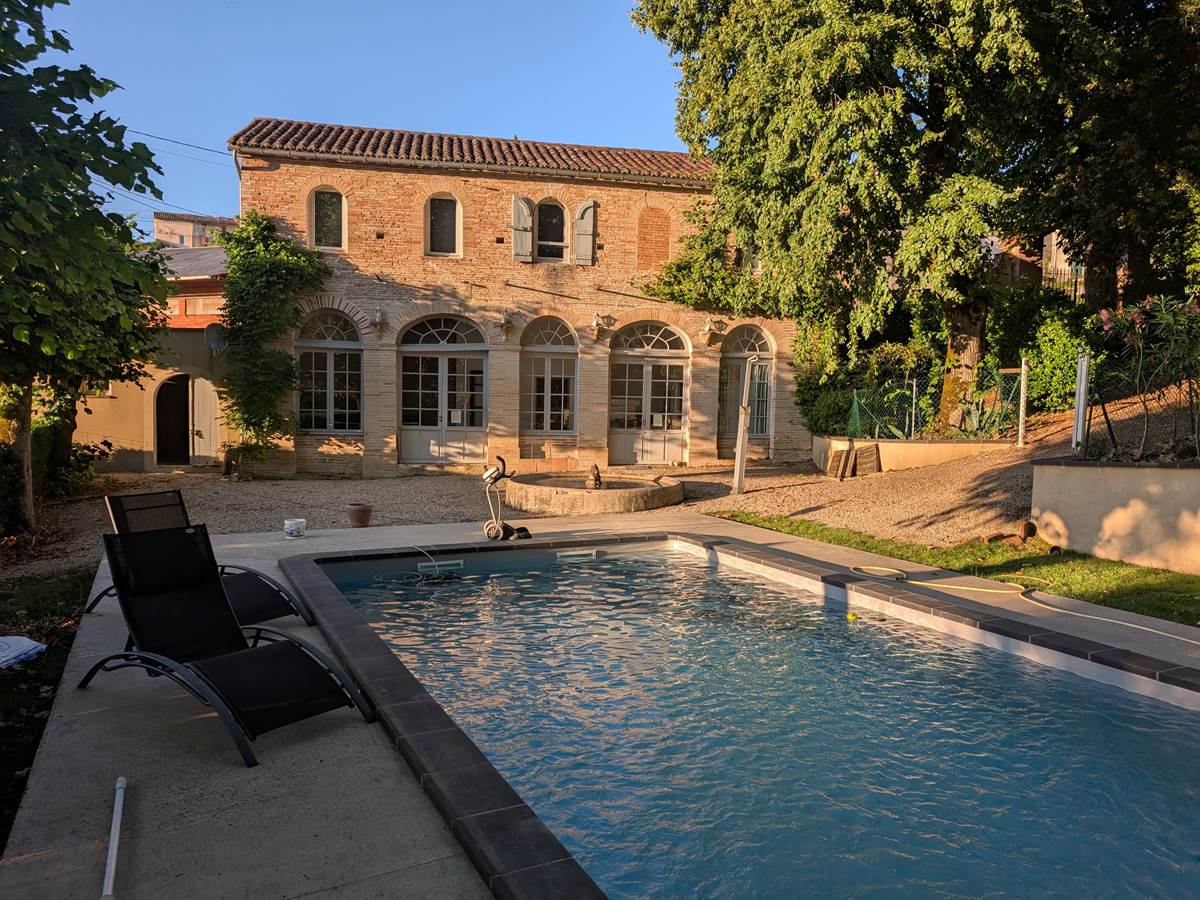 Piscine devant l'orangerais