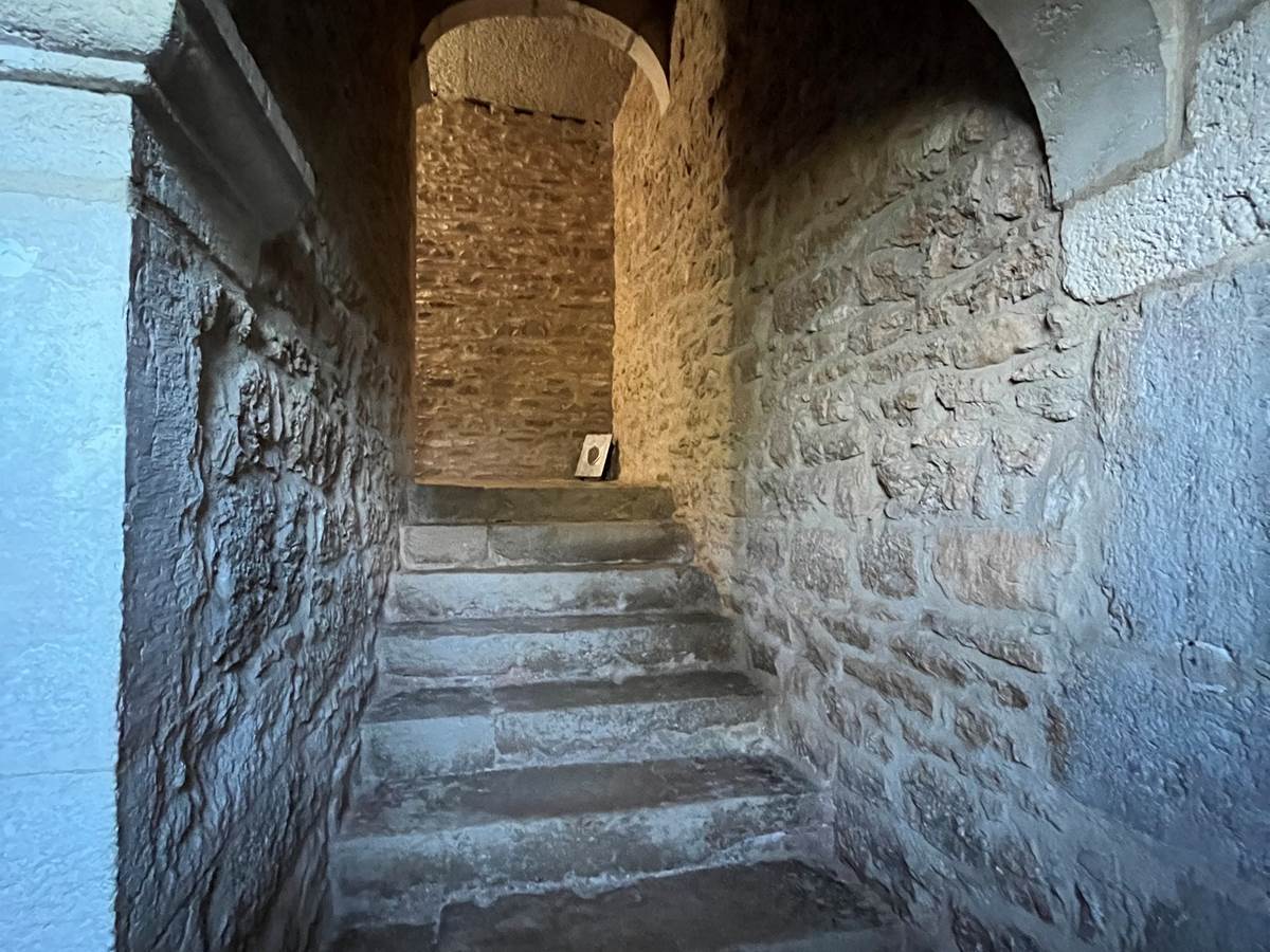 Escalier central du manoir montant au 1er étage