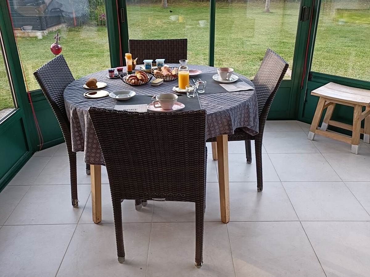 Petit déjeuner dans notre véranda-galerie