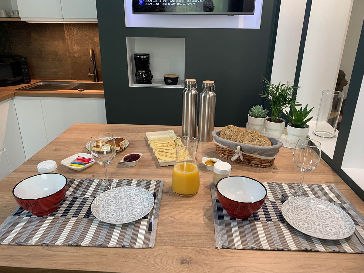 Petit déjeuner dans la chambre, option payante