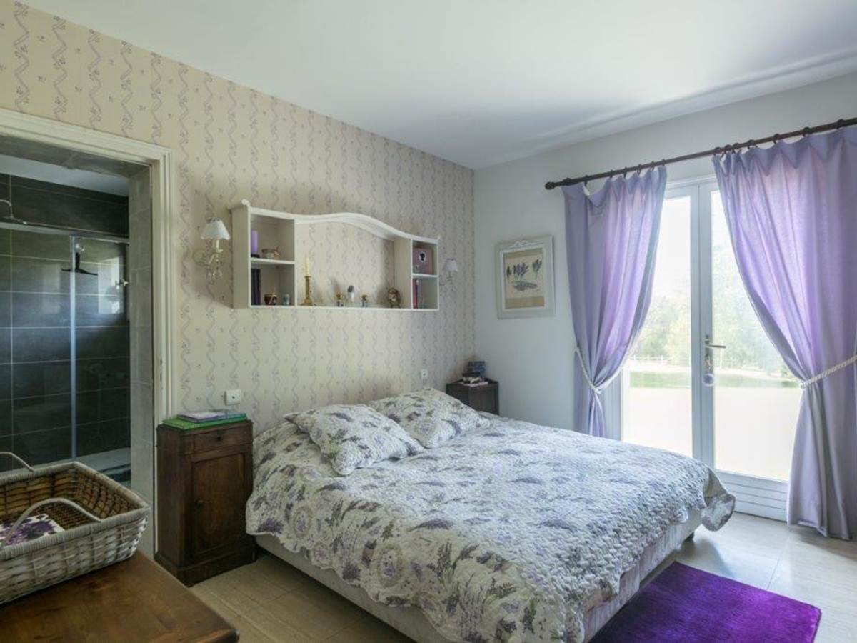 au rez de chaussée, la chambre Lavande et salle de bain attenante