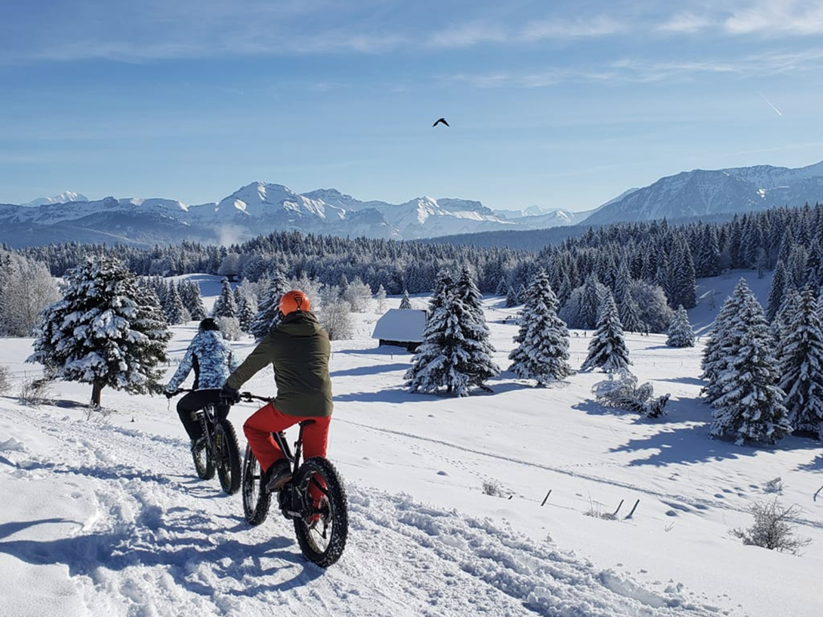 Fatbike électrique sur neige dans les Alpes