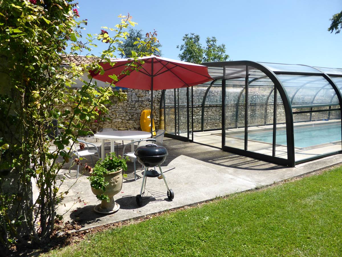 Saint Roch chambres d'hôtes terrasse entre séjour cuisine à partager et piscine.jpg