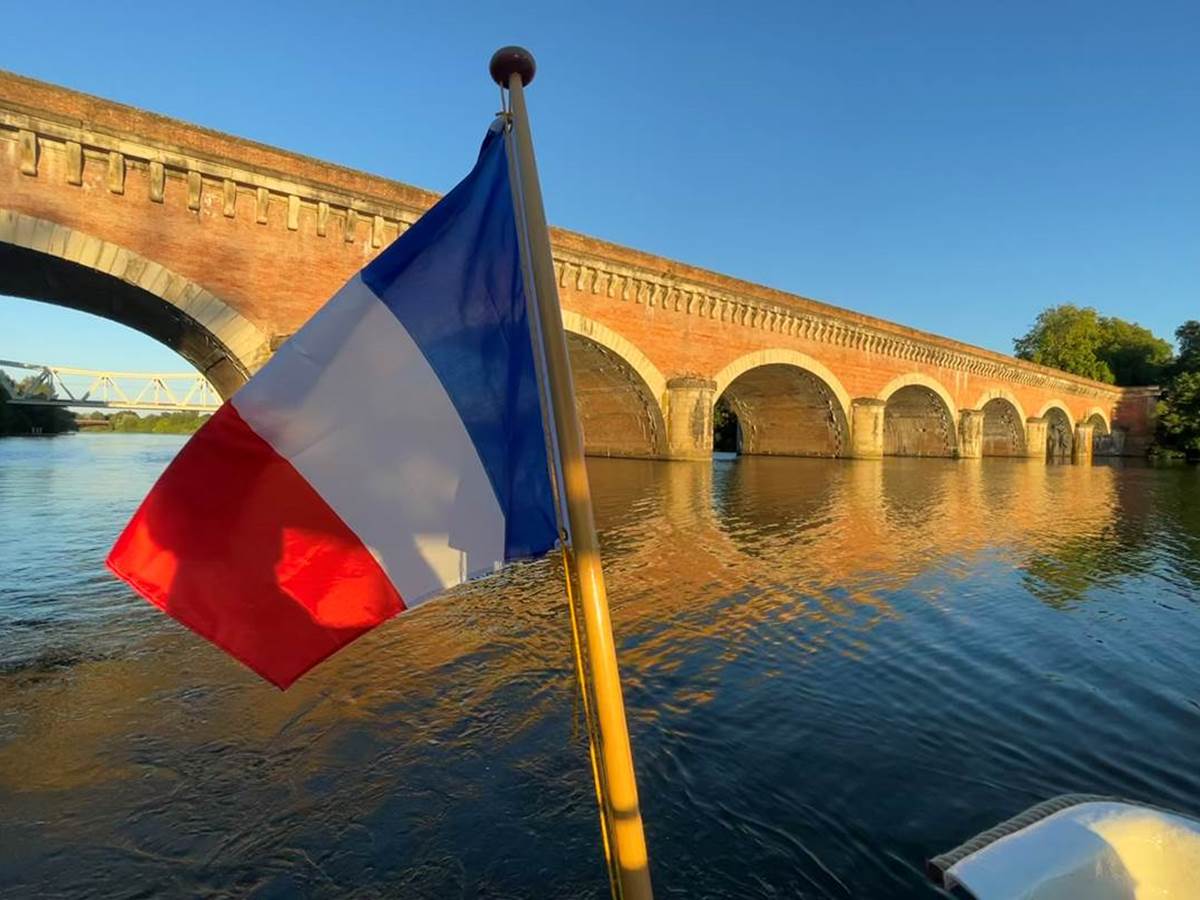 le+pont+canal+du+cacor+enjambe+le+tarn+de+ses+15+arches+à+moissac
