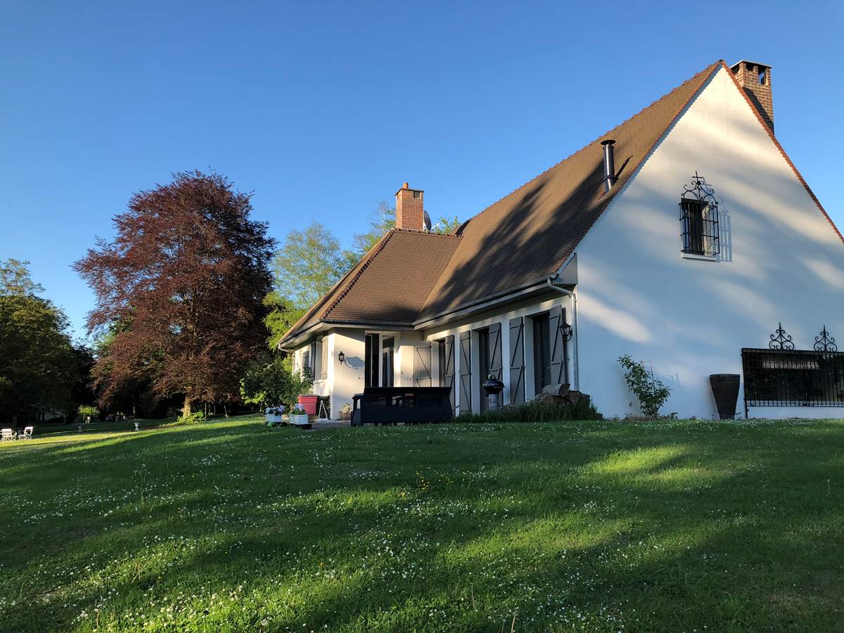 La Charmille ,une maison tournée vers le jardin, où chaque journée commence au vert.