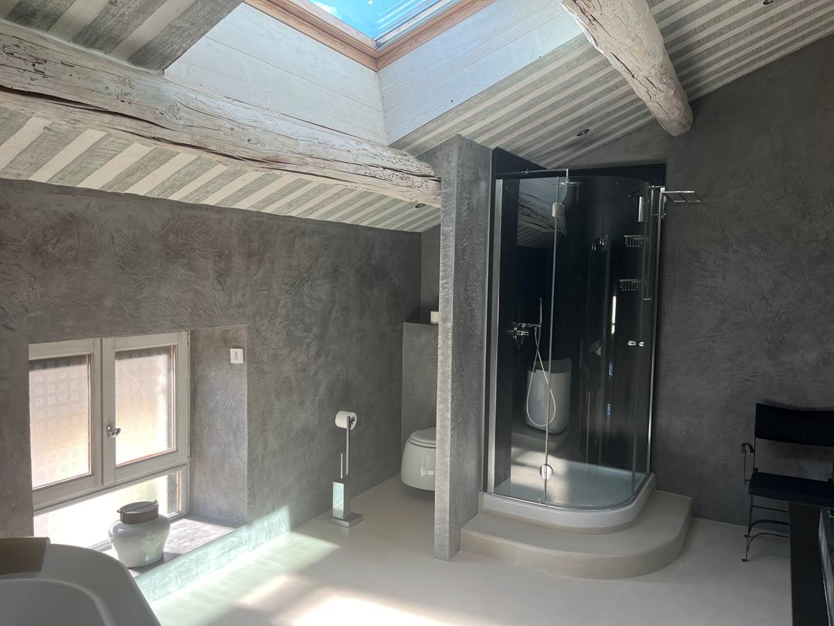 salle de bain lumineuse  en Provence Vaucluse