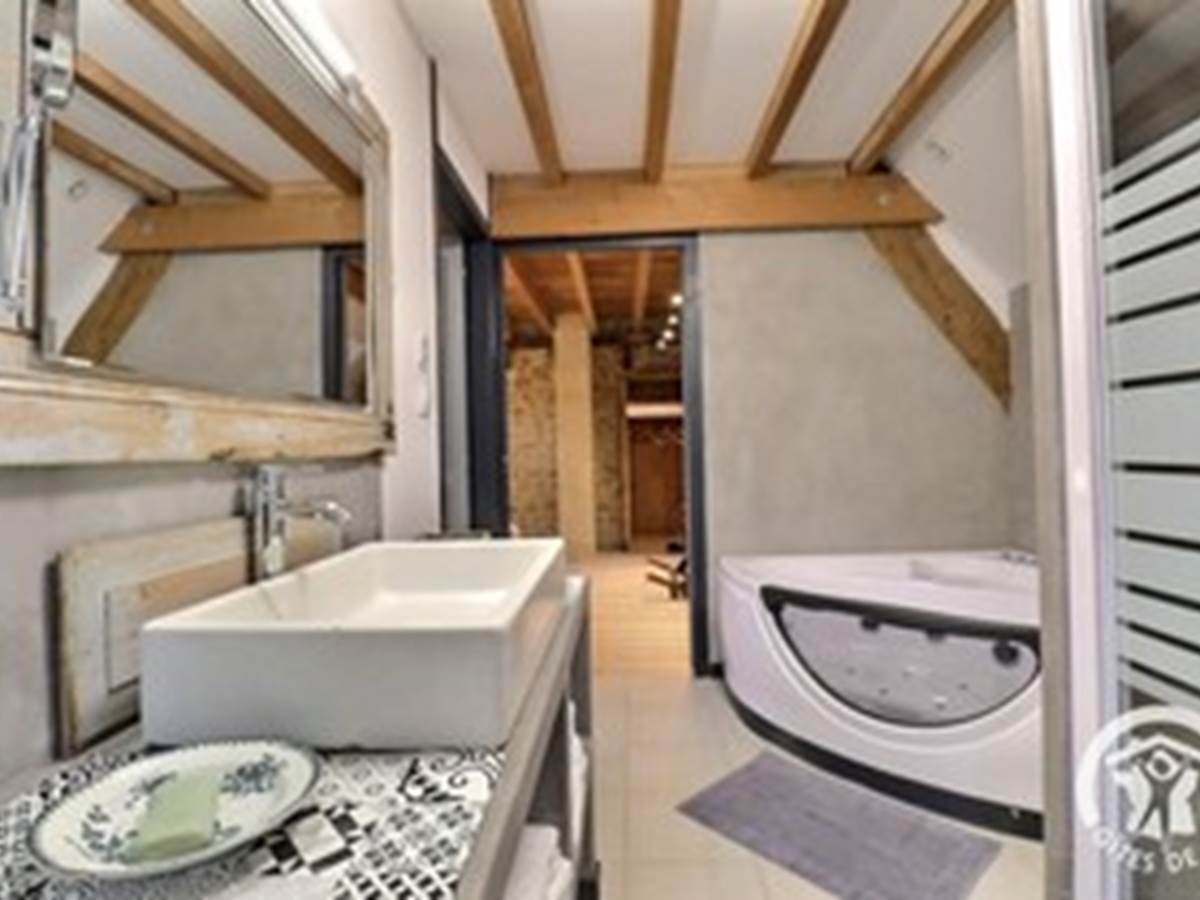 Salle de bain du 1er étage avec sa balnéothérapie-galerie