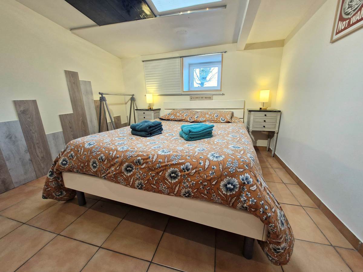 Vue du lit 140cm, lit fait à l'arrivée.-galerie