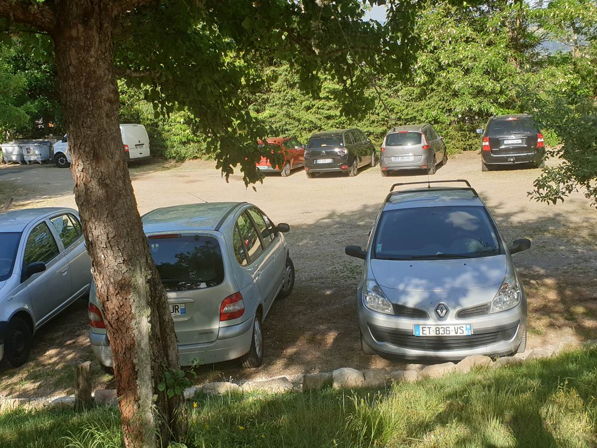 Un parking privé intérieur au village et ombragé (photo mai 2022)
