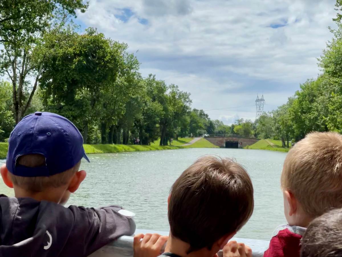 Les écoliers découvrent l'Histoire et l'environnement du Canal des Deux Mers à bord de l'Olympe