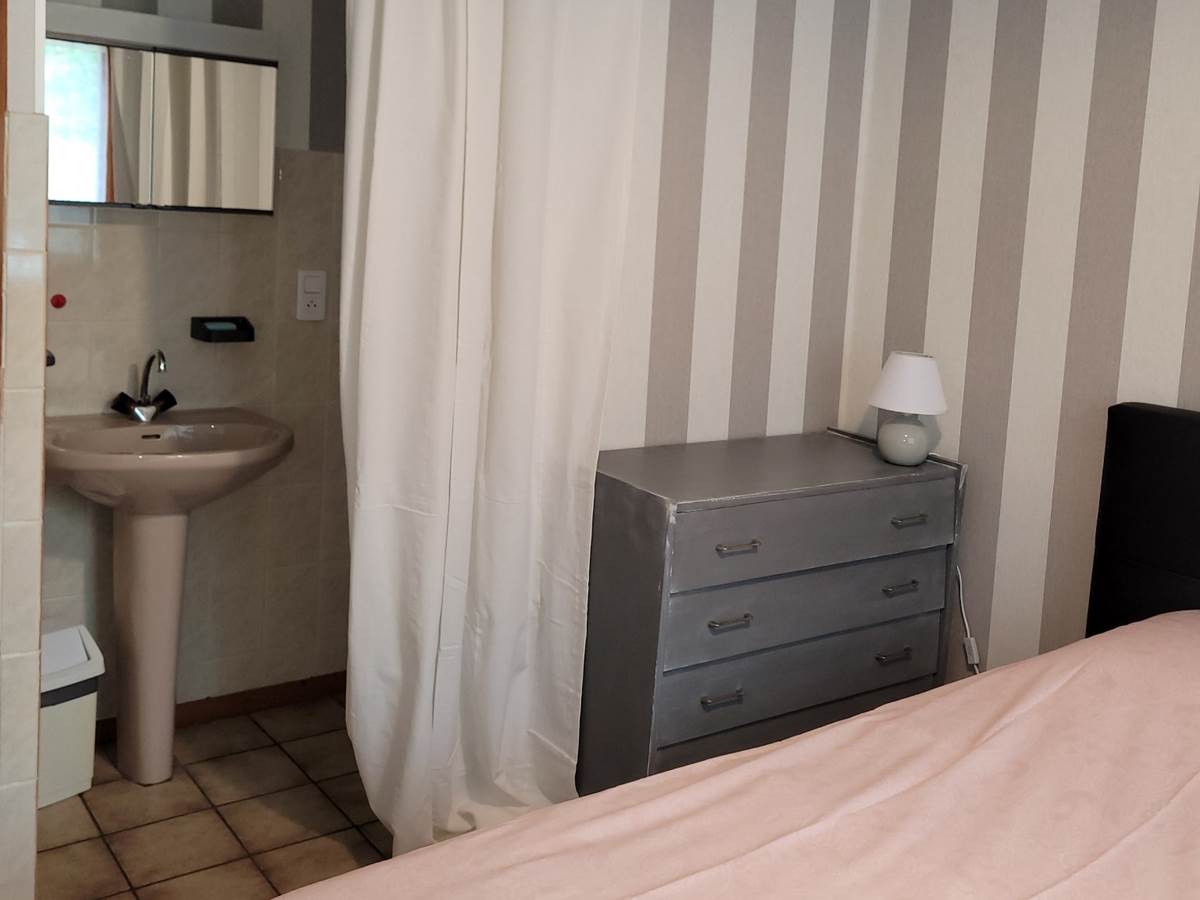 chambre 2 avec cabinet de toilette