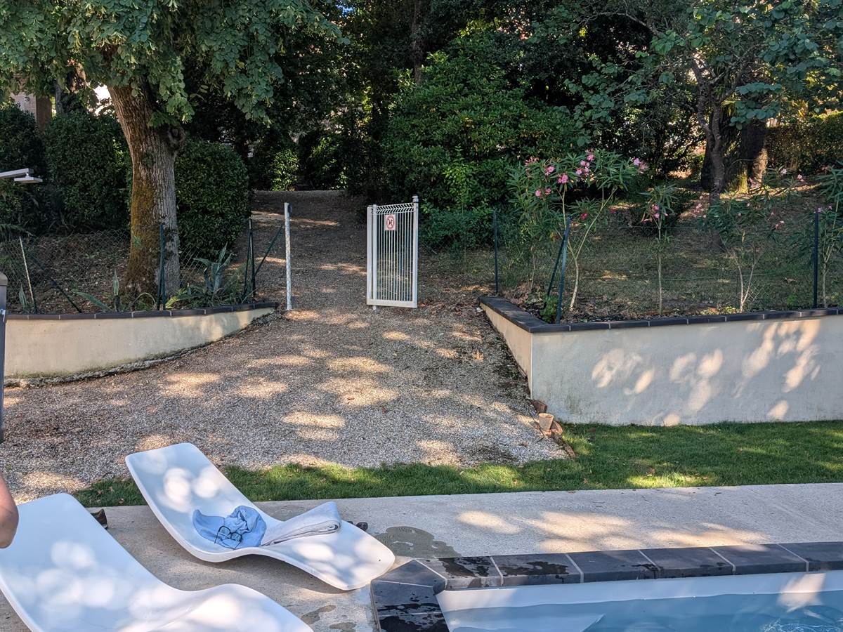 Coin détente autour de la piscine