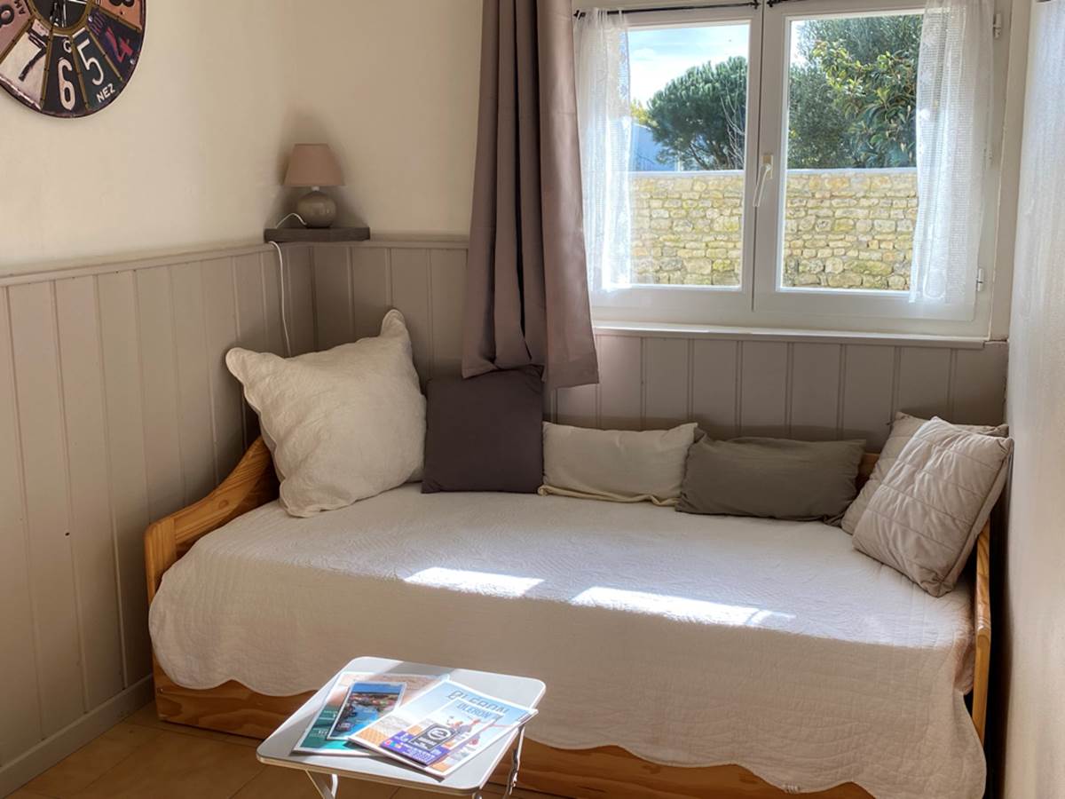 Pièce salon et chambre vue du lit gigogne (2 lits de 90cm) servant également de canapé