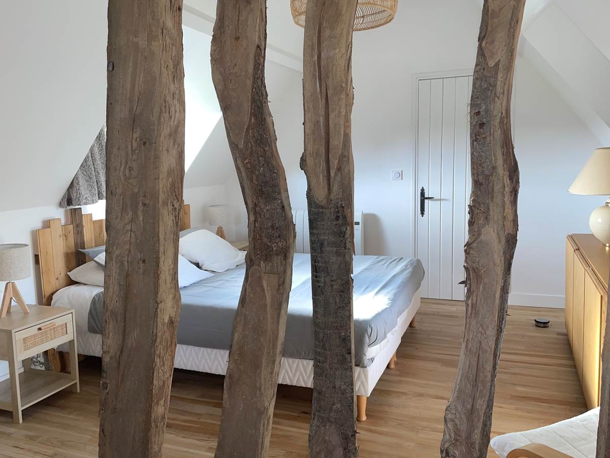 chambre-queen-colombage-chaumiere-tourville-en-auge-normandie