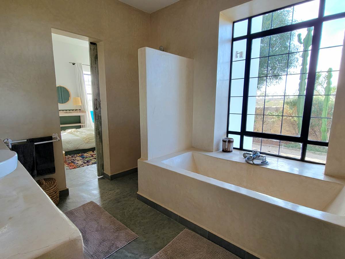 Villa Dar Céleste - Salle de bain partagée des chambres 3 & 4 avec douche et baignoire