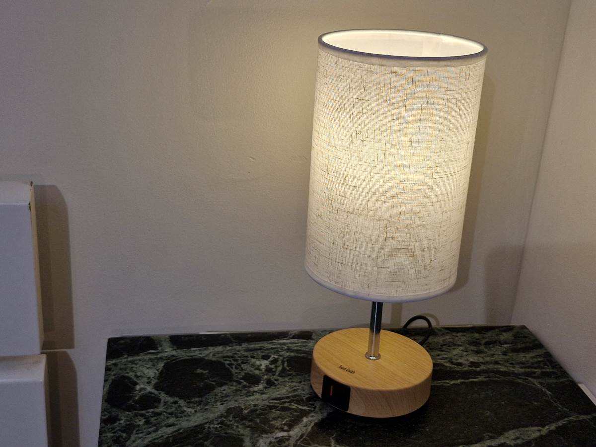 Lampe de chevet tactile avec port USB idéal pour recharger les téléphones-galerie