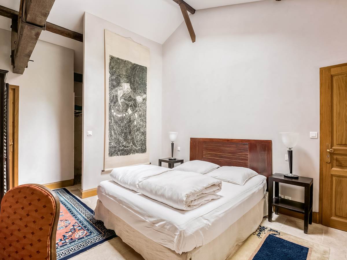 Chambre lit double, rez de chaussée, salle de bain privative, vue jardin et rivière, vignoble, chambres d'hôtes