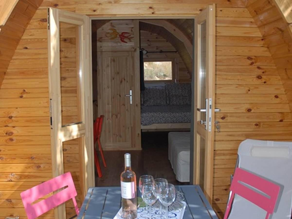 La terrasse et l'entrée du Pod