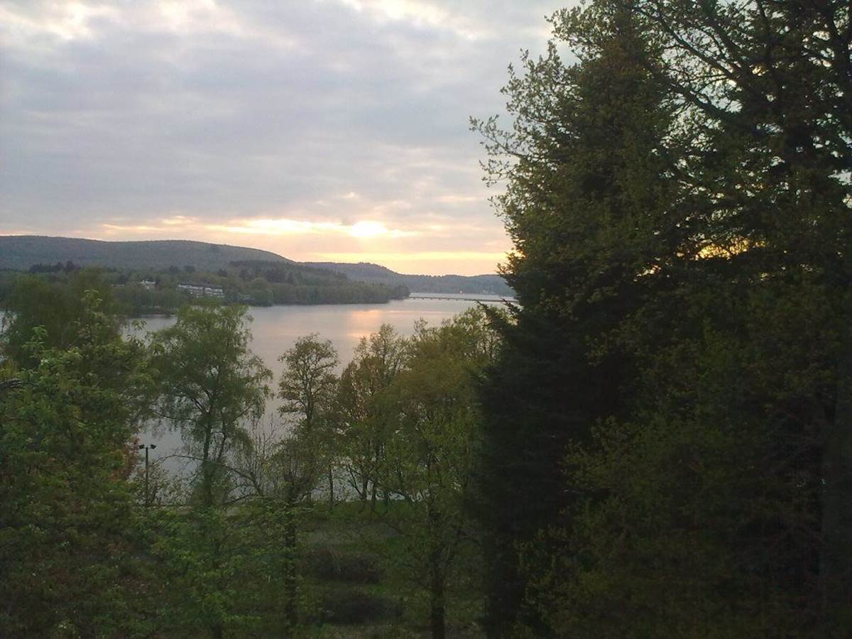 Vue sur le lac depuis le balcon