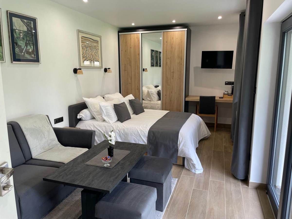 7050a95c-1dba-414f-87bd-7f2ad4177422