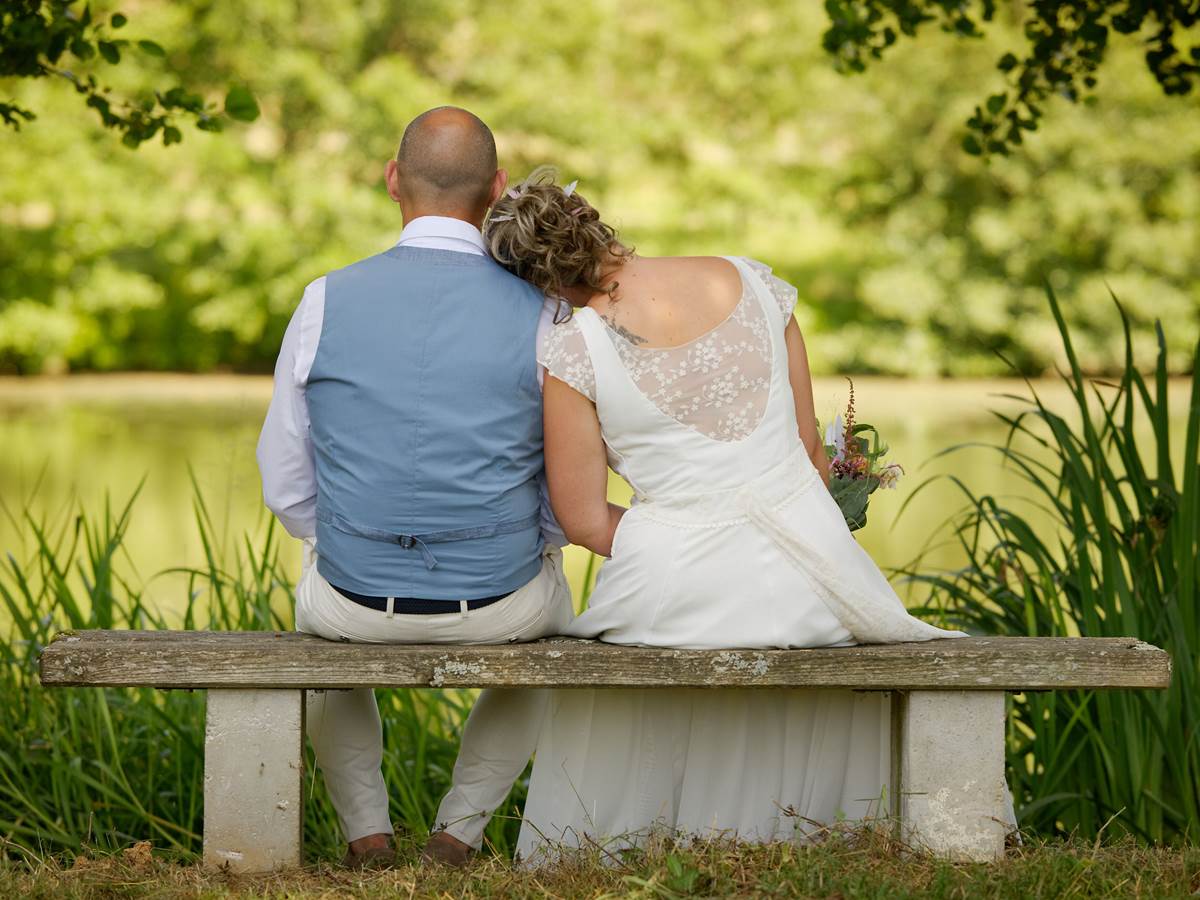 Mariés  au bord de l'étang