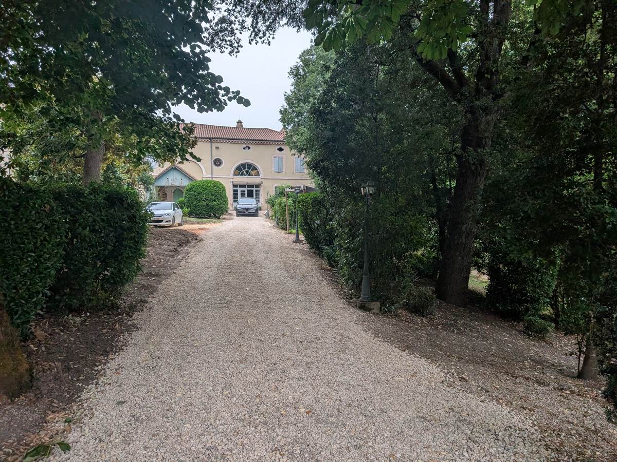 L'allée menant à la Maison Chambre d'Hôte