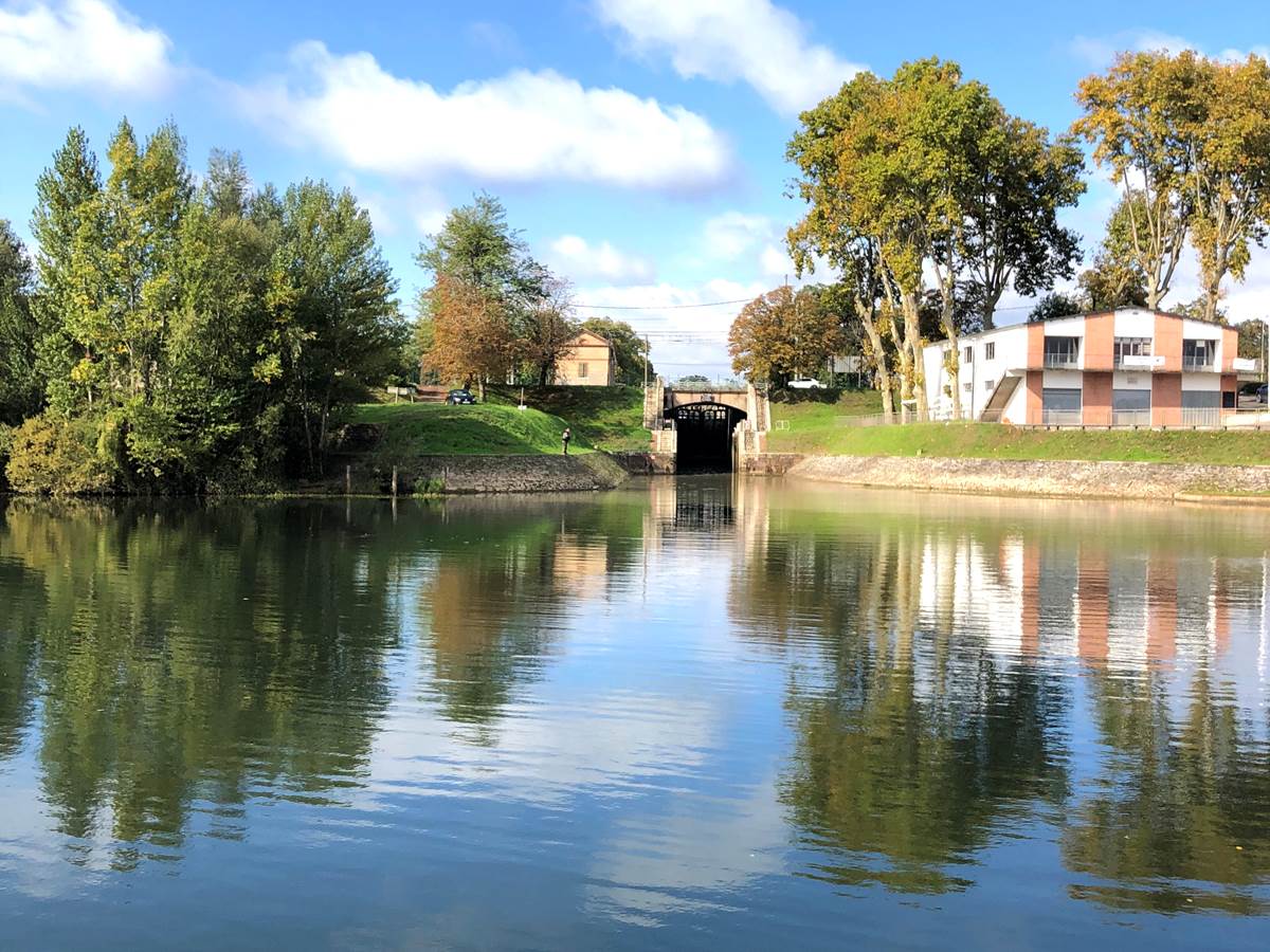 Entrée de l'écluse 11bis du Canal de Montech vue du Tarn