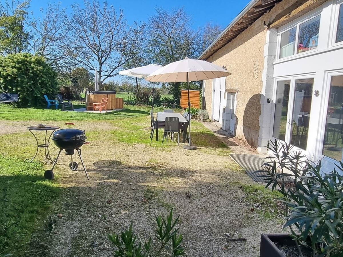 Gite Dordogne La Petite Clavelie Périgord vert maison de vacances à la campagne