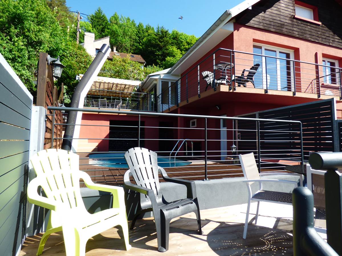 Vue petite terrasse maison Chambres d'Hôtes La Colline aux Yeux Doubs