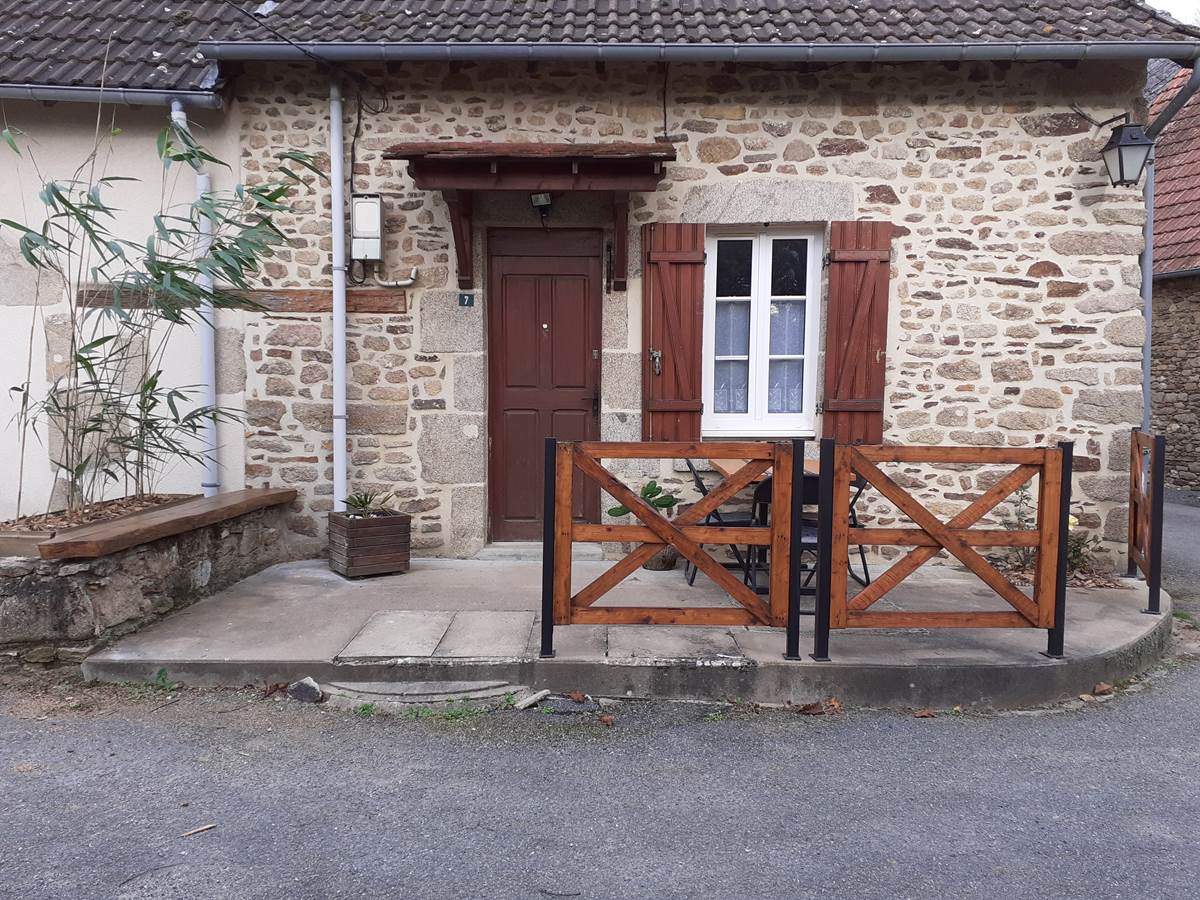ENTREE DE LA MAISON AVEC TERRASSE ATTENANTE