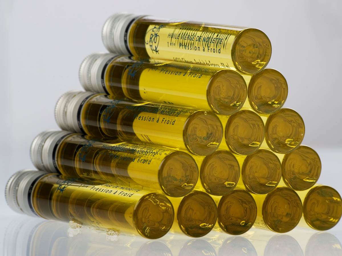 L'huile vierge de noisette de première pression à froid