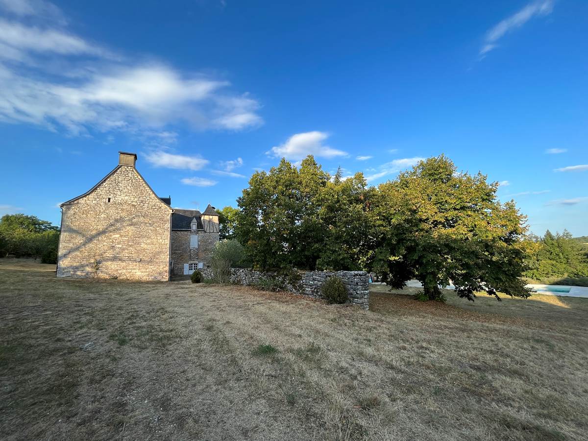 La maison dispose d'un jardin de 3 Ha