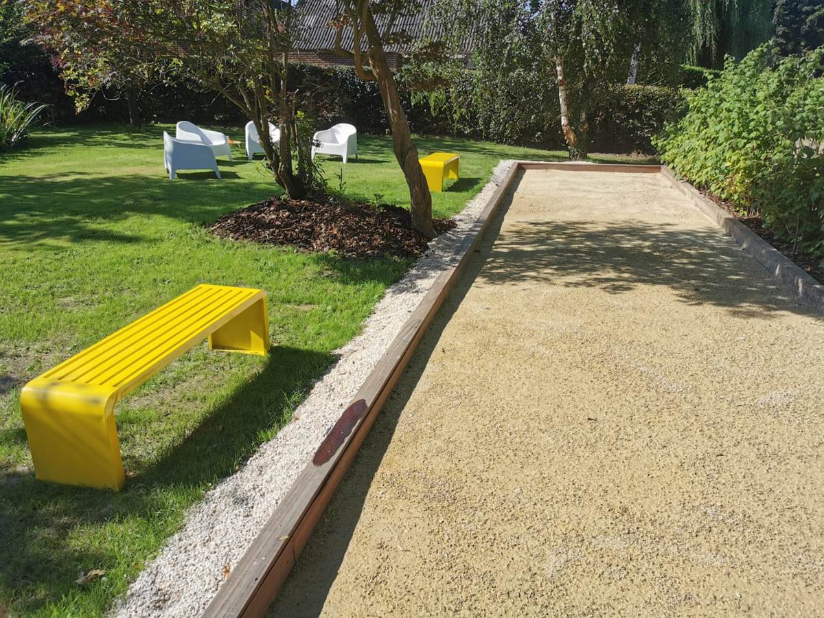 piste de pétanque avec bancs de courtoisies