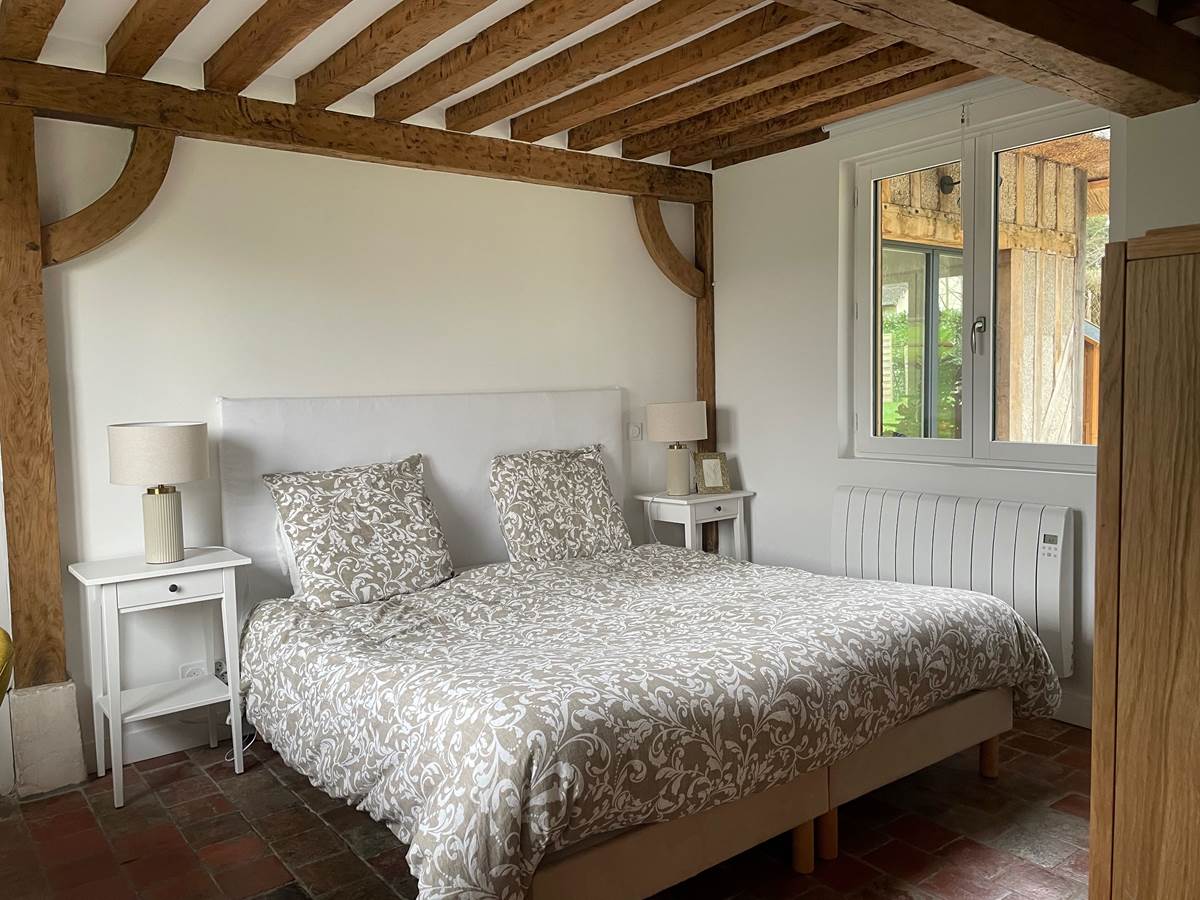 Au rez-de-chaussee, la chambre parentale 'Sous le cedre'