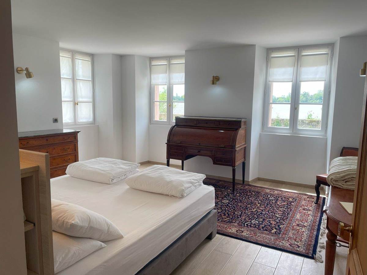 Chambre lit double, rez de chaussée, suite familiale, chambres luxe, salle de bain privative, baignoire, vue jardin, vignoble, chambres d'hôtes