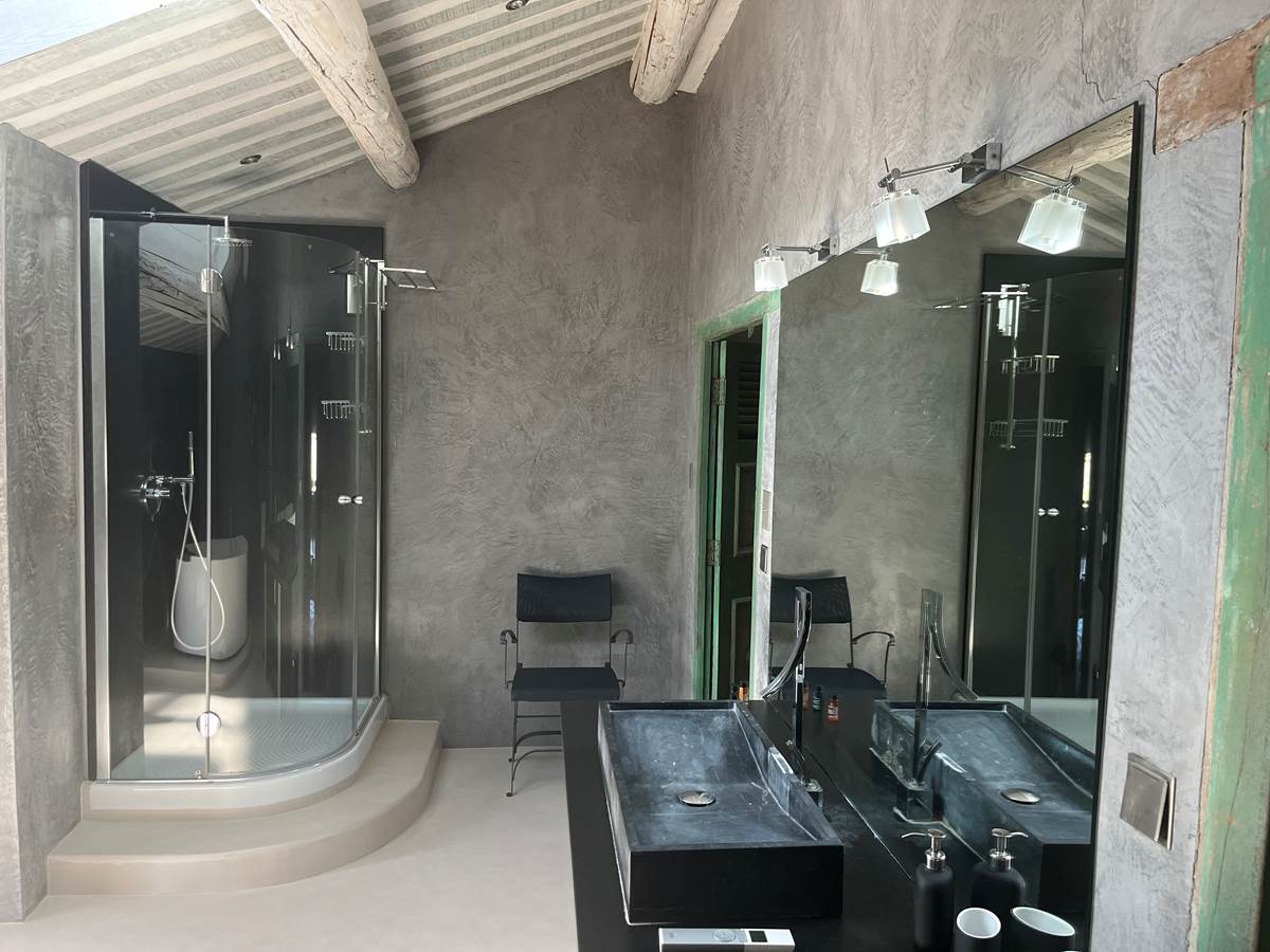 grande salle de bain lumineuse  provence