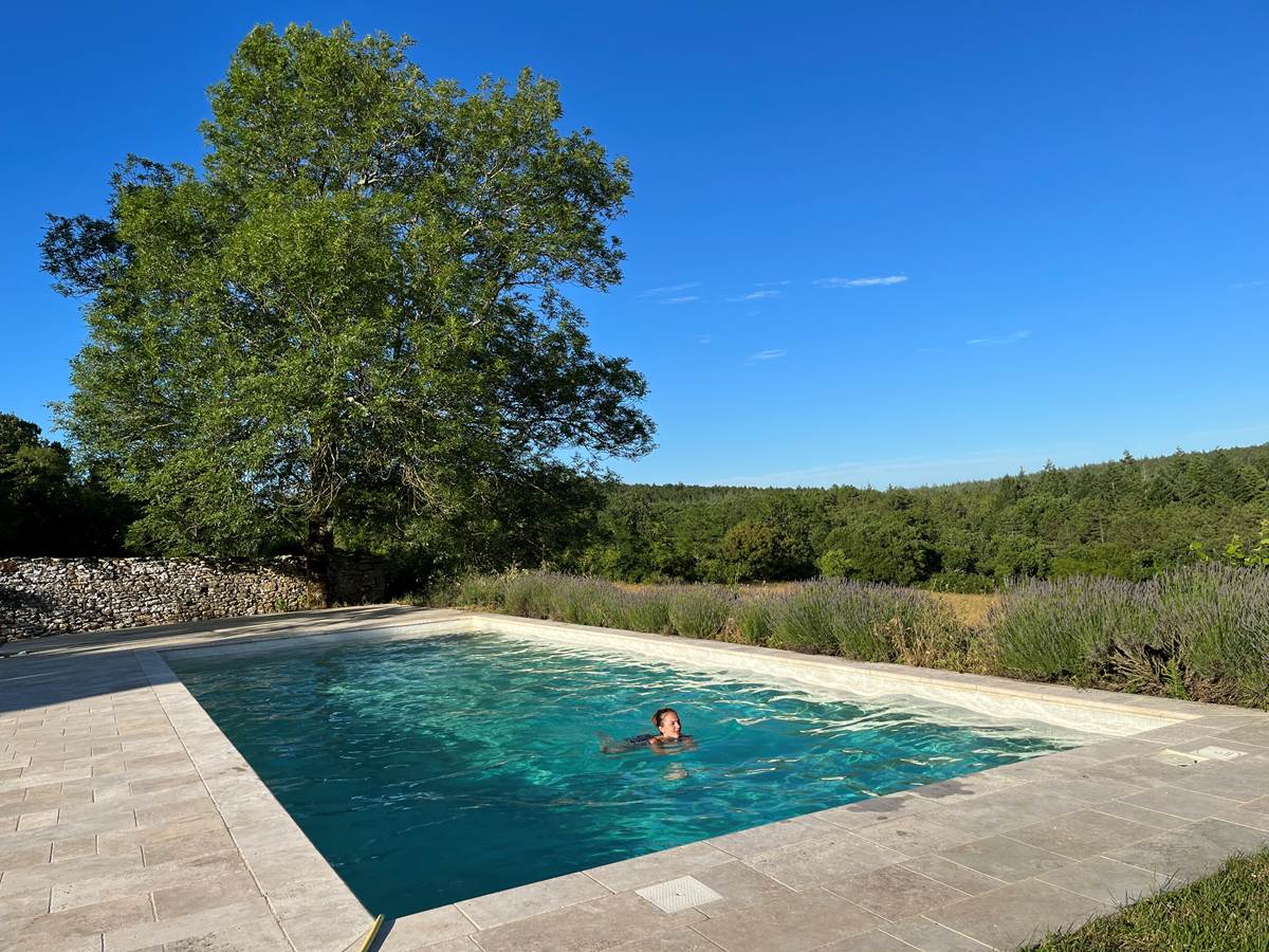 Une grande piscine 15 m x 6 m avec une vue magnifique sur le causse du Quercy