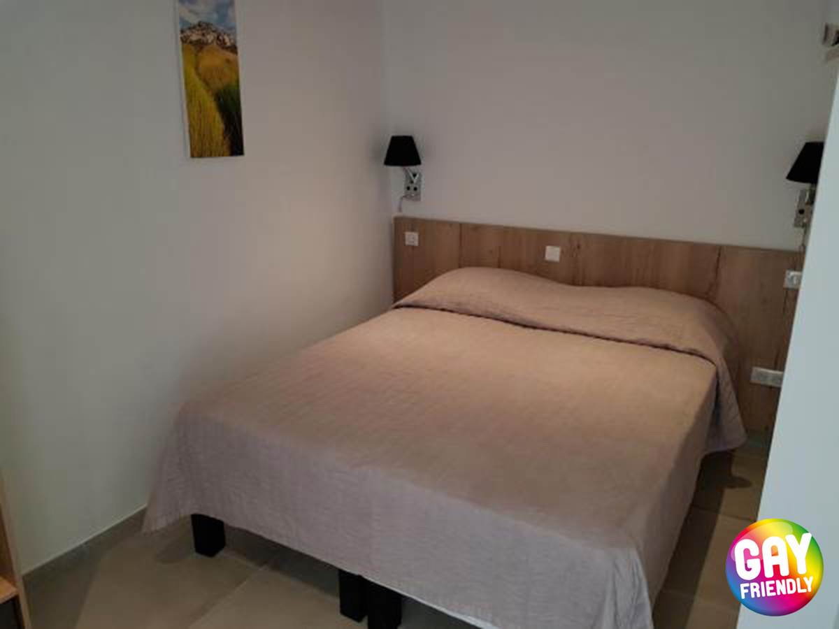 chambre-privee-chez-l-habitant-rue-st-dominique-vue-sur-rue-l-escale-bonifacio-gay-friendly